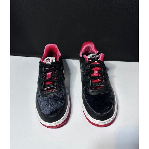 5.5Y | 7 WOMEN'S NIKE AIR FORCE 1 LOW PREMIUM HOUSTON BLACK /RED DZ5296 001 - Picture 2 of 9